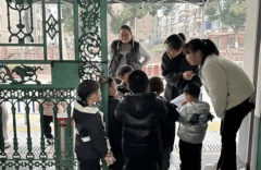 <b>他自动扛起守护儿童平安的</b>